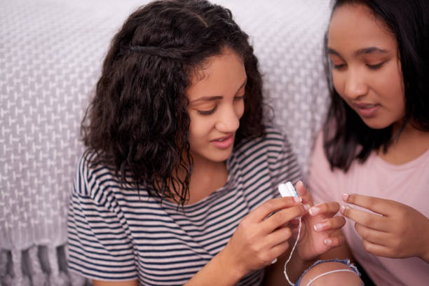 ajudando uns aos outros a entender melhor de menstruação - tampon healthcare and medicine menstruation indoors - fotografias e filmes do acervo