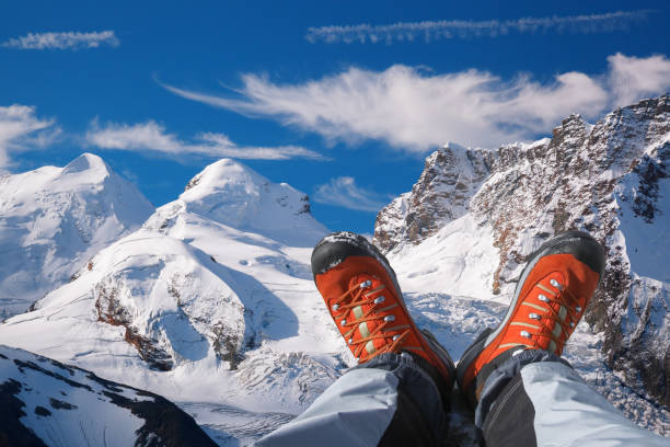 alpes suizos con botas en la zona de zermatt, suiza - switzerland hiking boot outdoor pursuit recreational pursuit fotografías e imágenes de stock