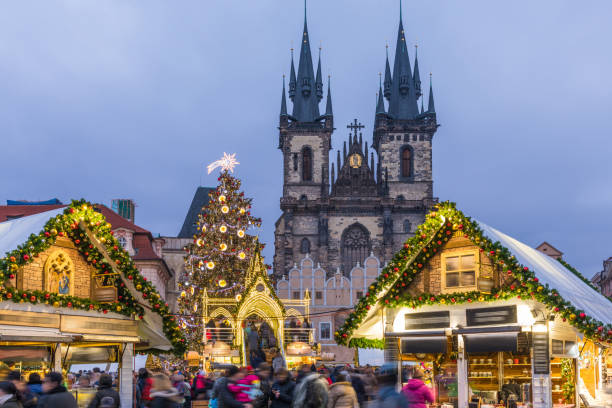 marché de noël de prague dans la nuit dans la vieille ville avec des gens flous en mouvement. prague, république tchèque. - tyn church photos et images de collection