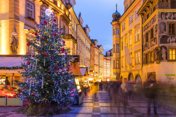 prag julmarknad på natten i gamla stan med suddiga människor i rörelse. prag, tjeckien. - prague christmas bildbanksfoton och bilder