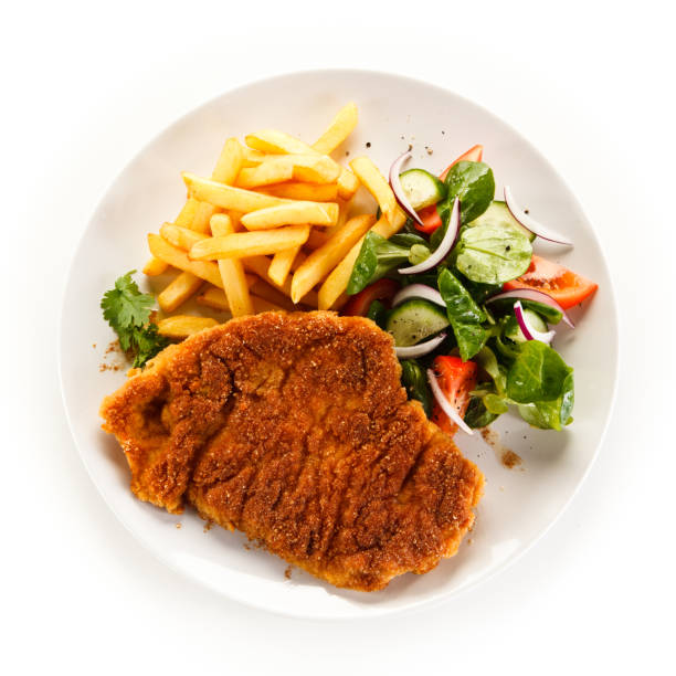 揚げポーク チョップ、フライド ポテトと野菜 - schnitzel cutlet meal french fries ストックフォトと画像