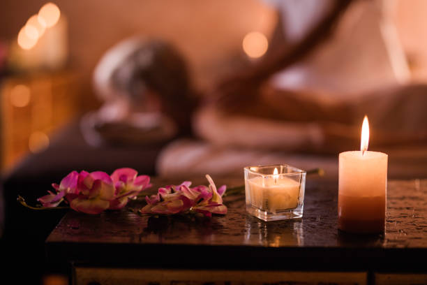 primo tempo di candele e fiori al centro benessere. - head massage massaging beauty treatment massage therapist foto e immagini stock