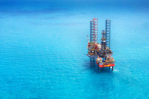 Oil rig in the gulf Oil rig in the gulf with copy space drilling rig stock pictures, royalty-free photos & images