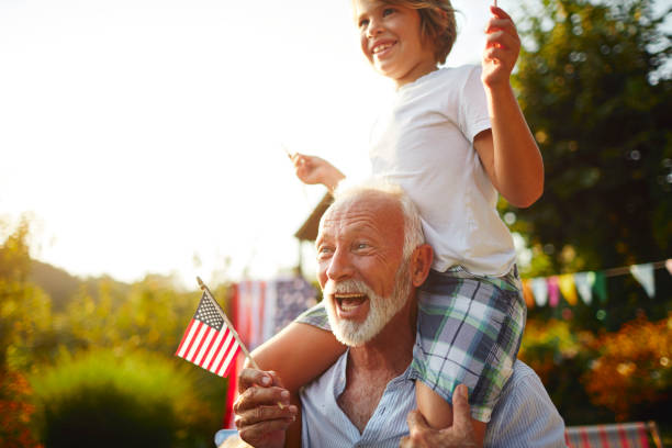 wielopokoleniowa rodzina świętuje 4 lipca - flag fourth of july one person patriotism zdjęcia i obrazy z banku zdjęć