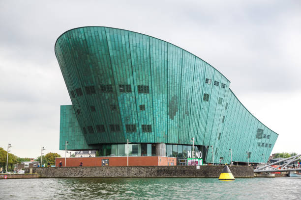 building of nemo museum in amsterdam - nemo museum imagens e fotografias de stock