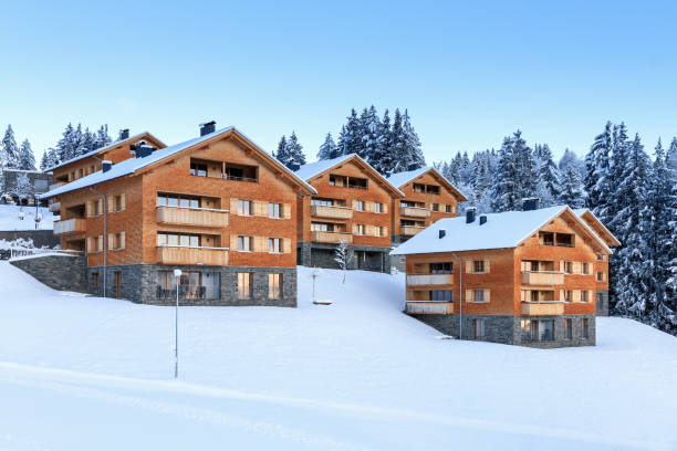 edificios de apartamentos brandnertal - ski resort austria village winter fotografías e imágenes de stock