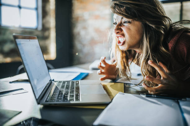 frustrierte frau erhielt eine problematische e-mail über computer. - frustration office worker women business stock-fotos und bilder