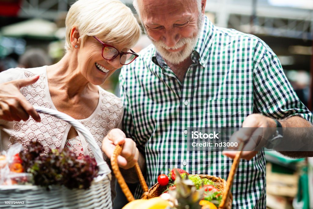 Portrait de beau couple de personnes âgées dans les aliments de gravure de marché - Photo de Faire les courses libre de droits