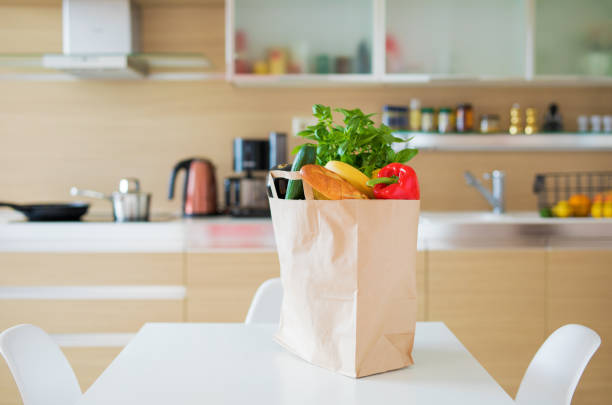 紙の買い物袋の食料品でいっぱい - paper bag groceries food vegetable ストックフォトと画像