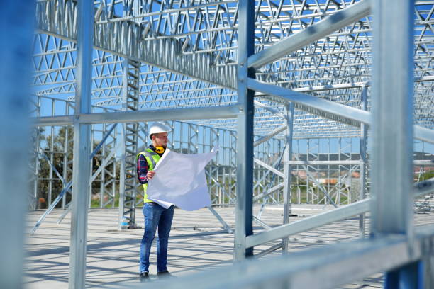 ingénieur sur un site de construction - construction built structure metal material photos et images de collection