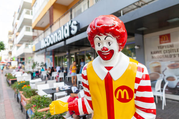 la mascotte di ronald mc donald si trova di fronte a un negozio mc donalds ad antalya - turkey burger immagine foto e immagini stock