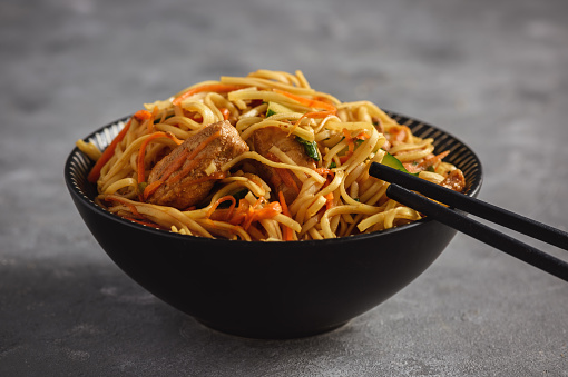 Spicy asian noodles with chicken and vegetables.