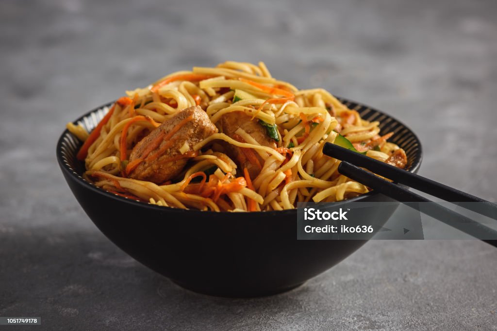 Spicy asian noodles with chicken and vegetables. - Royalty-free Macarrão - Alimento Básico Foto de stock