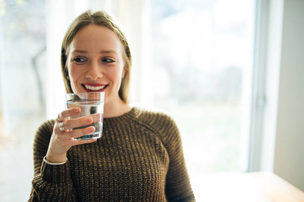 rafraîchissement du matin - water women glass healthy eating photos et images de collection