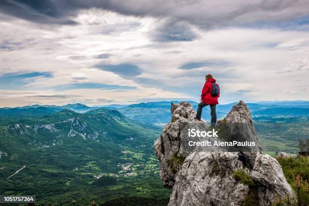 Starsza Kobieta Ciesząc Się Niesamowitym Krajobrazem High In The Mountains - zdjęcia stockowe i więcej obrazów Szczyt górski