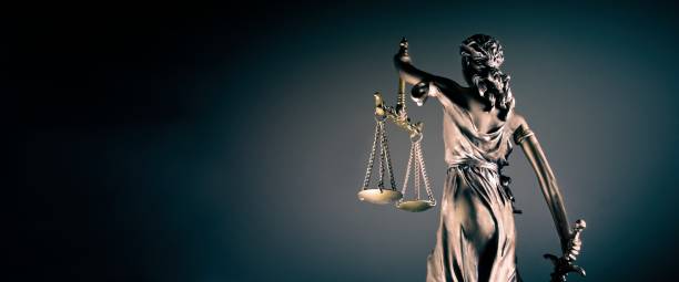 статуя дамы правосудия - задний вид с копией пространства. - scales of justice legal system law balance стоковые фото и изображения