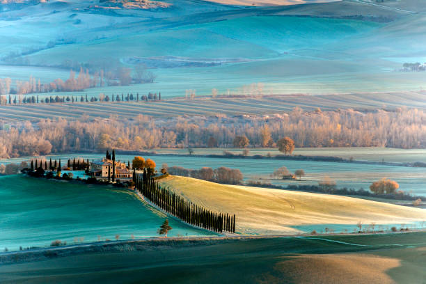 日の出、ヴァル ・ ドルチャ、イタリアの風光明媚なトスカーナ風景 - val tuscany cypress tree italy ストックフォトと画像