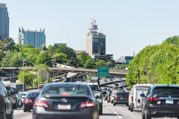 i-85 interstate 85 шоссе дорожной улице в течение дня в столице грузии, автомобили в движении, выход знак для marrietta, чаттануга, эстакады мостов - i85 стоковые фото и изображения