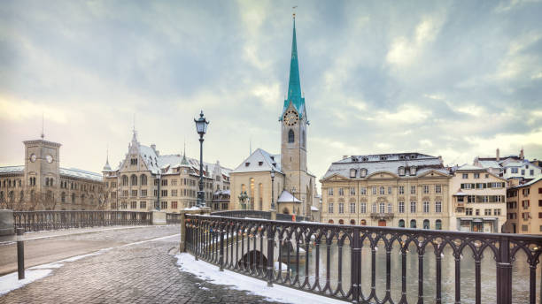 altstadt zürich im winter, blick auf see - fraumünsterkirche stock-fotos und bilder