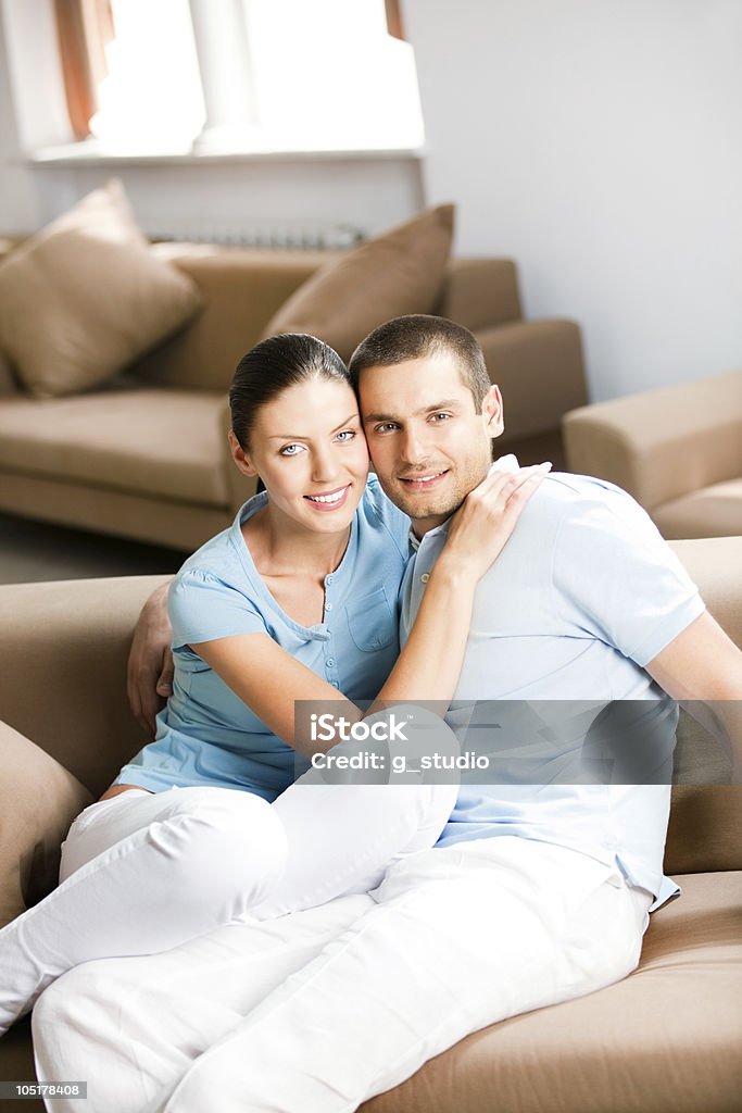 Feliz Sonriente joven atractiva pareja en su casa - Foto de stock de 20 a 29 años libre de derechos