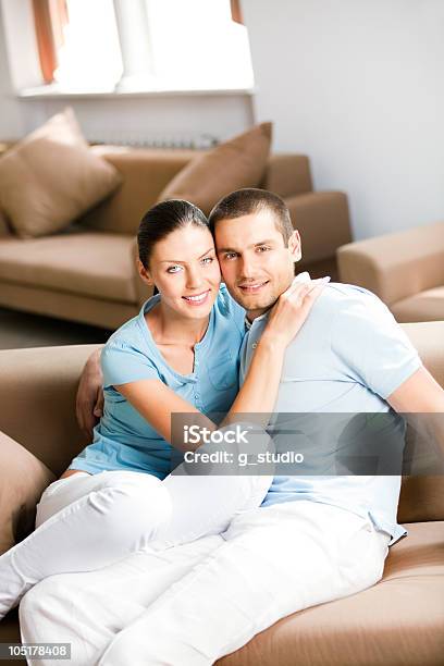 Foto de Jovem Feliz Sorridente Atraente Casal Em Casa e mais fotos de stock de 20 Anos - 20 Anos, 25-30 Anos, 30 Anos