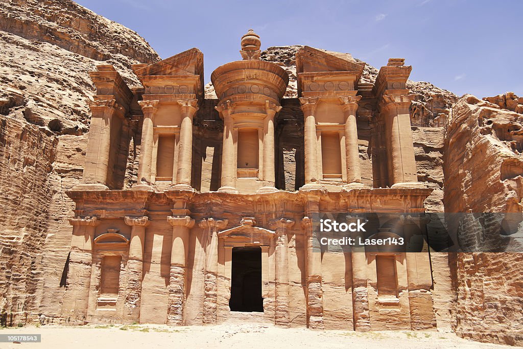 O imponente Mosteiro de Petra, Jordânia - Foto de stock de Antigo royalty-free