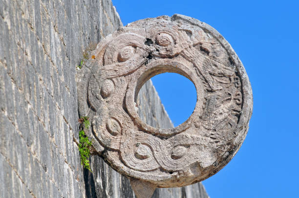 stein-ring am großen ball-spiel-hof in chichen itza, mexiko. - the great court stock-fotos und bilder