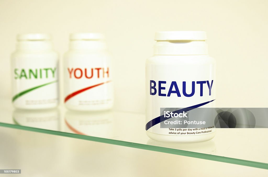 Ragione, bellezza e i giovani pillole in una bottiglia - Foto stock royalty-free di Ambientazione interna
