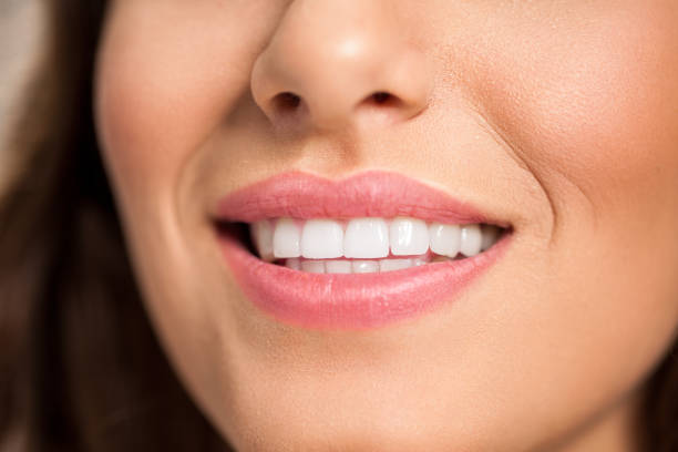 sourire des lèvres femelles avec des dents blanches - dental equipment chair dentist office dentists chair photos et images de collection
