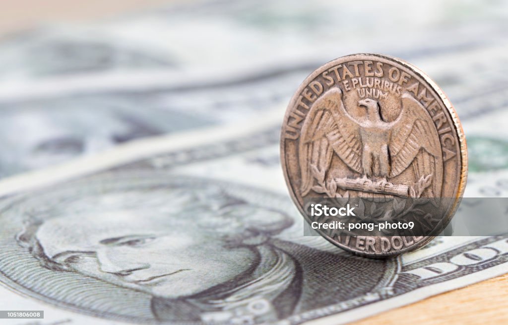 เหรียญดอลลาร์ไตรมาสอเมริกาเก่าบนธนบัตรสิบดอลลาร์  แนวคิดของการแลกเปลี่ยนสกุลเงินหลักสาม ภาพสต็อก - ดาวน์โหลดรูปภาพตอนนี้ -  Istock