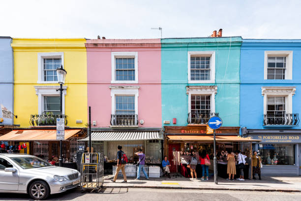 barrio barrio de notting hill, street, colorido multicolor estilo famoso pisos arquitectura fachada, camino, gente de compras en el centro emblemático, portobello - british culture elegance london england english culture fotografías e imágenes de stock