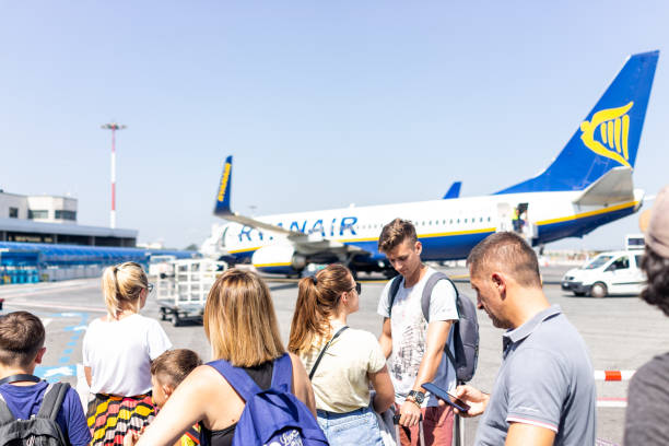 wiele osób pasażerów czeka na pokład samolotu ryanair krajowych unii europejskiej lotu tanich linii lotniczych poza w rzymie lotniska terminalu bramy - ciampino zdjęcia i obrazy z banku zdjęć