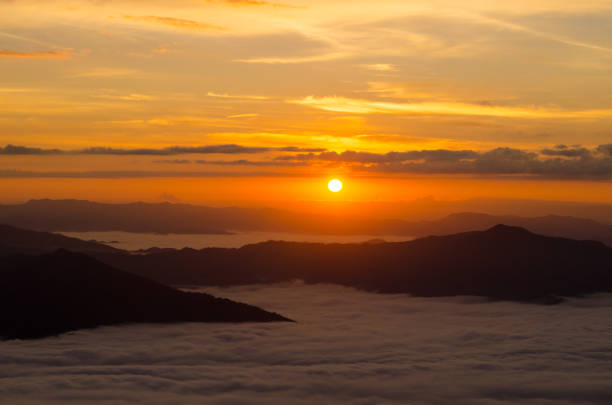 море облаков на восходе солнца в doi pha tang, чианграй, таиланд - doi pha tang стоковые фото и изображения