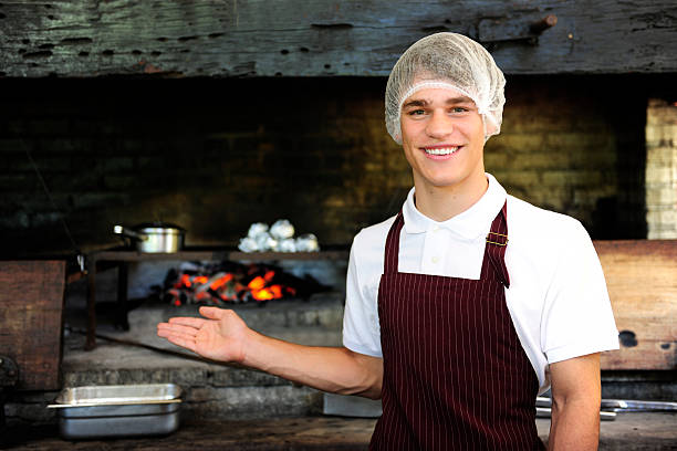 молодой шеф-повар, работающих в ресторане - hygiene food chef trainee стоковые фото и изображения