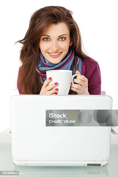 Chica Taza Sonriendo Computadora Portátil Foto de stock y más banco de imágenes de Adolescente - Adolescente, Adulto joven, Agarrar