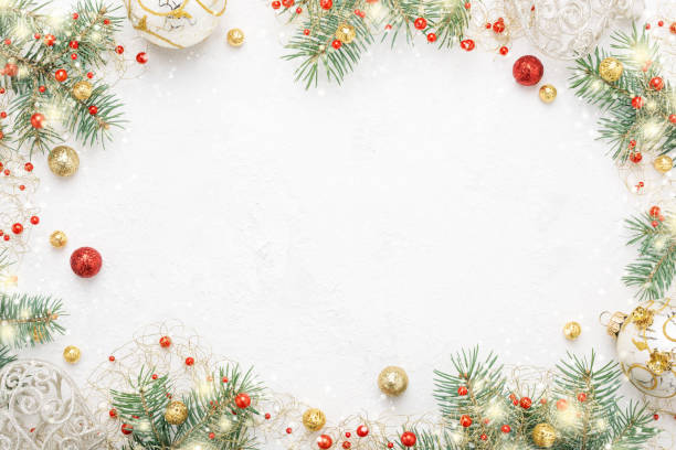 marco de navidad de abeto, rojo y oro decoraciones de navidad en espacio en blanco. - merry christmas fotografías e imágenes de stock