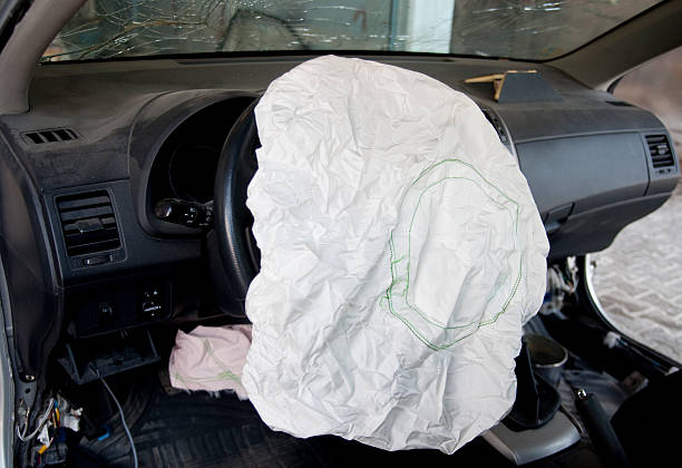 подушка безопасности после аварии - airbag стоковые фото и изображения