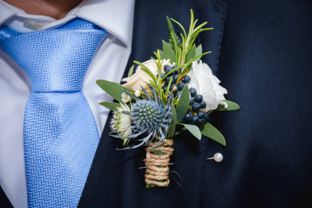 boutonnière de fleurs naturelles dans la poche du marié - fleur à la boutonnière photos et images de collection
