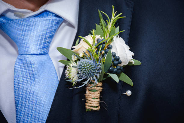 натуральные цветы boutonniere в кармане жениха - boutonniere стоковые фото и изображения