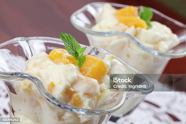 Iogurte Sobremesa Com Pêssegos - Fotografias de stock e mais imagens de Pêssego - Pêssego, Semi-Frio com Natas, Amarelo