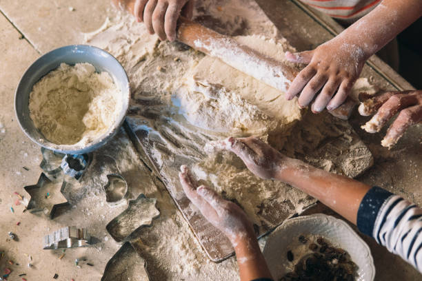 children playing with rolling pin and dough - pastry cutter family holiday child imagens e fotografias de stock