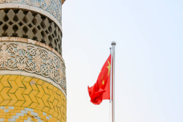 minareto della moschea di eidgah con bandiera cinese - uighur foto e immagini stock