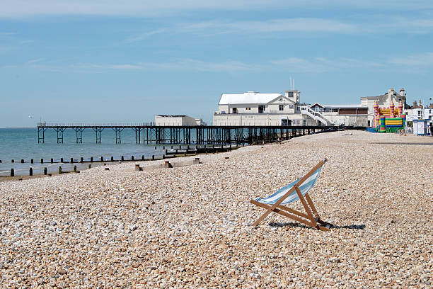 bognor regis beach und pier. west sussex. england - english culture uk promenade british culture stock-fotos und bilder