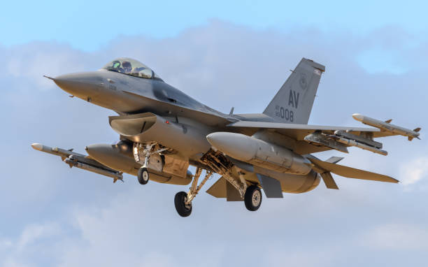 истребители f-16c ввс сша fighting falcon - general dynamics f 16 falcon стоковые фото и изображения