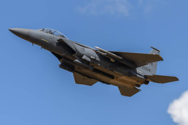 aviões de f-15e strike eagle jato da força aérea dos estados unidos - flying jet fighter plane air vehicle - fotografias e filmes do acervo