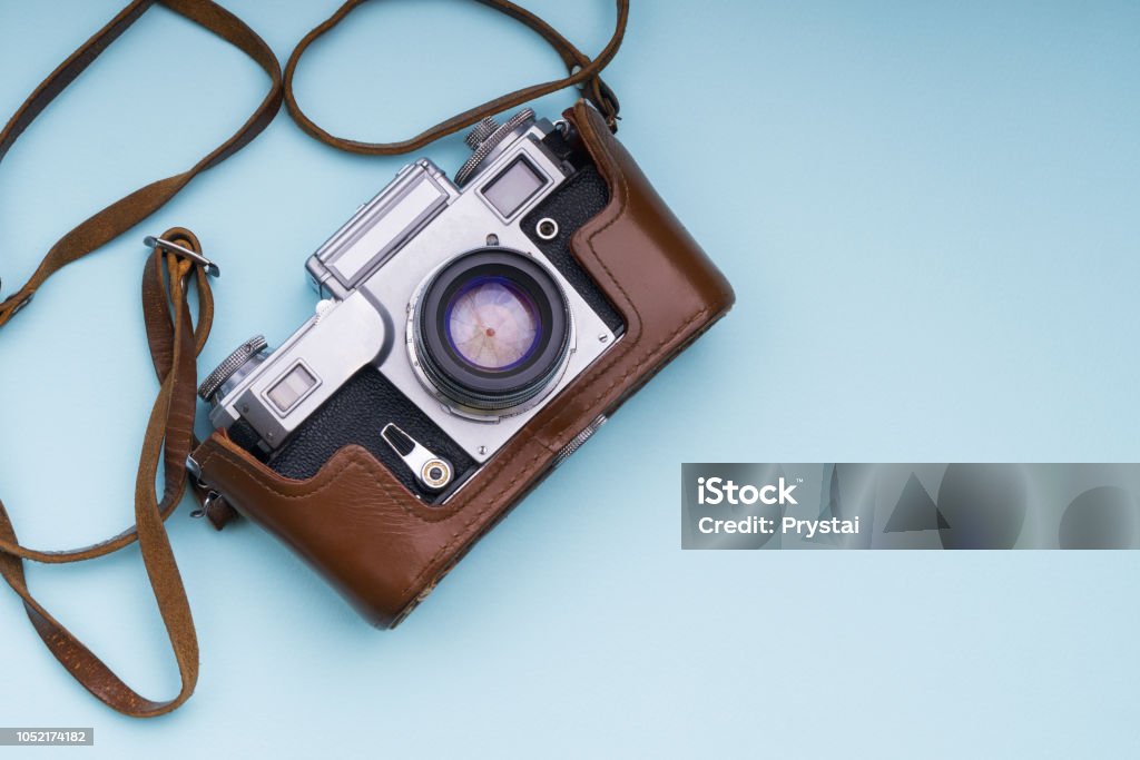 optioneel Viskeus erwt Old Analog Retro Camera On Blue Background Education Photography Courses  Back To School Concept Abstract Wallpaper Close Up Top View Copy Space  Stock Photo - Download Image Now - iStock