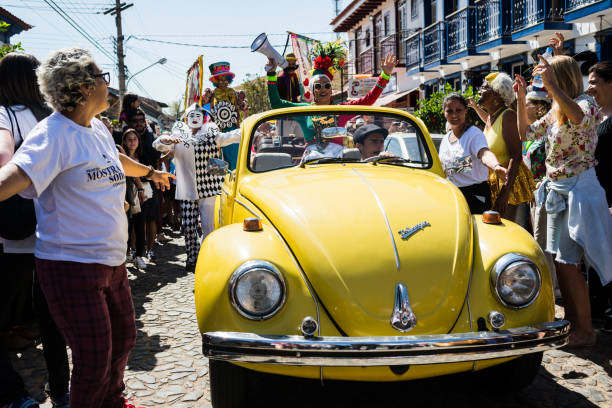 carnaval callejero en conservatória, brasil - costume stage costume sunlight carnival fotografías e imágenes de stock