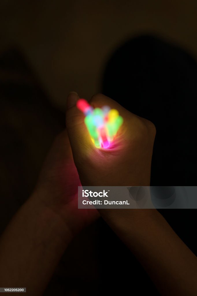 Leuchtstäbe mit Händen - Lizenzfrei Leuchtstab Stock-Foto