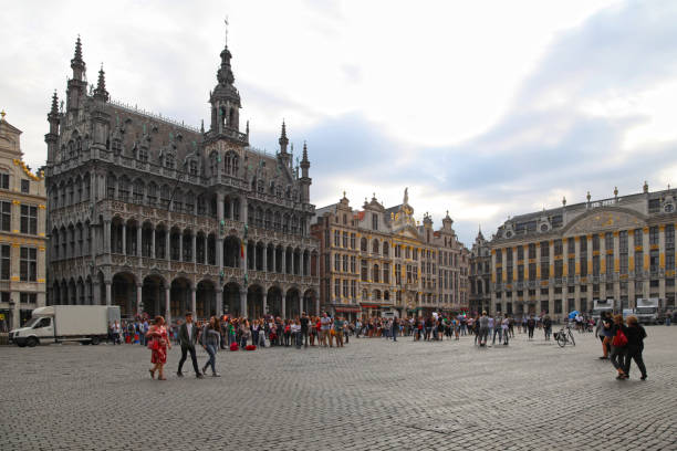 maison du roi en bruselas - brussels belgium arranging majestic fotografías e imágenes de stock