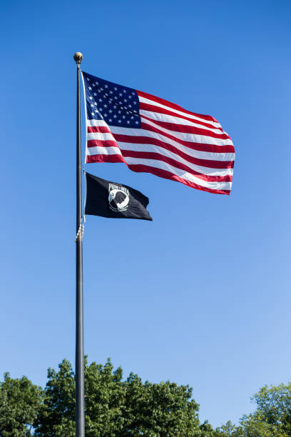 us flag avec indicateur de pow/mia à washington d.c. - depression sadness usa american flag photos et images de collection